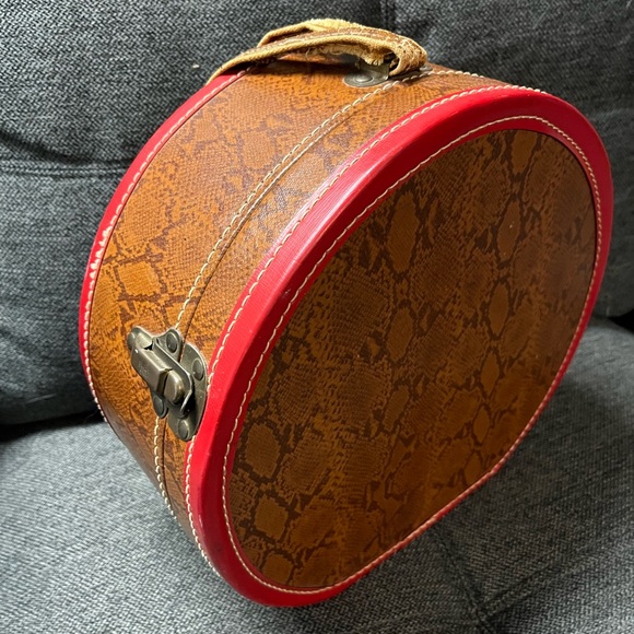 Vintage Leather Hat Box/Suitcase With Handle and Clasps - Picture 1 of 13